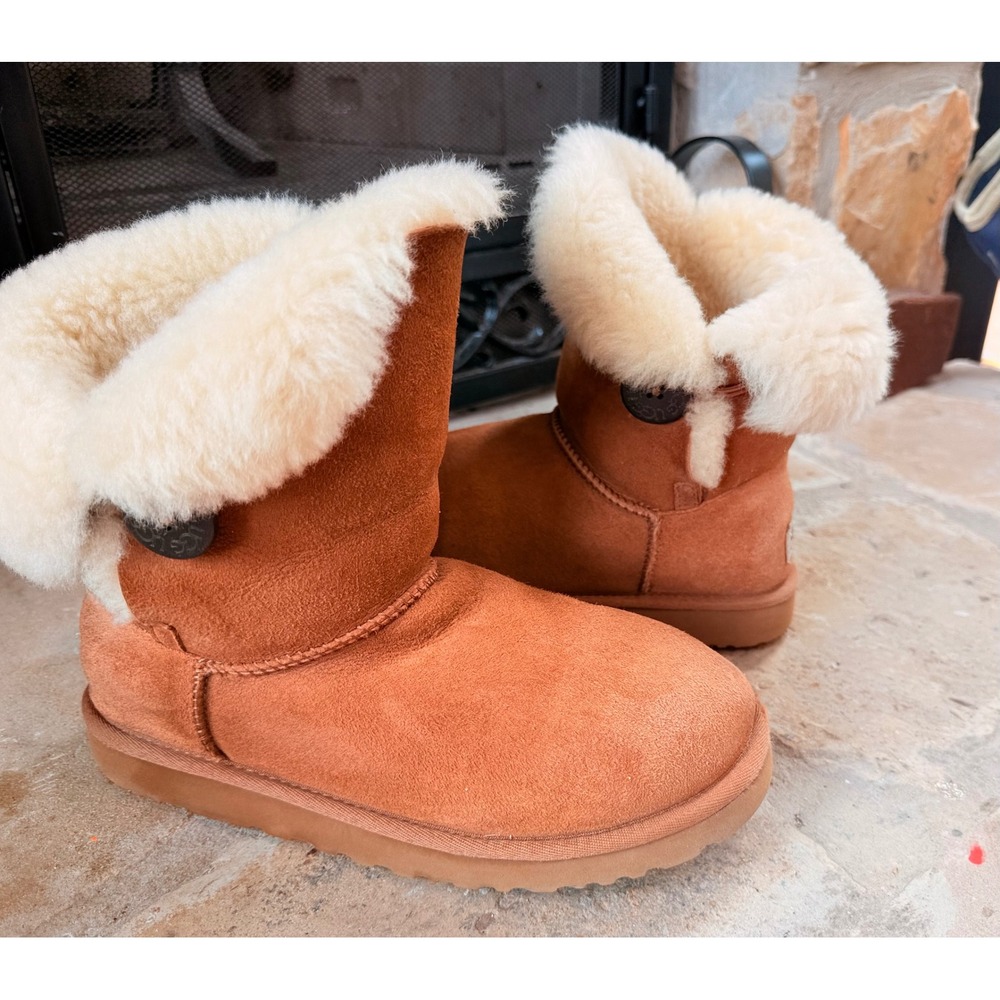UGG Bailey Button Women's 7 Chestnut Sheepskin Suede Boots w/ Original Box